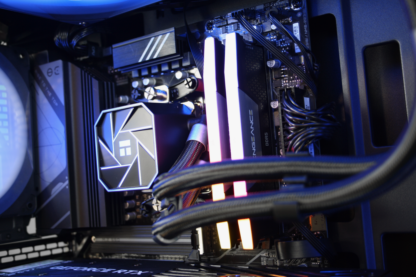 PC Gaming Falcon RTX 5060 Ti - Ryzen 5 7600X - 32Go DDR5 - SSD 1To